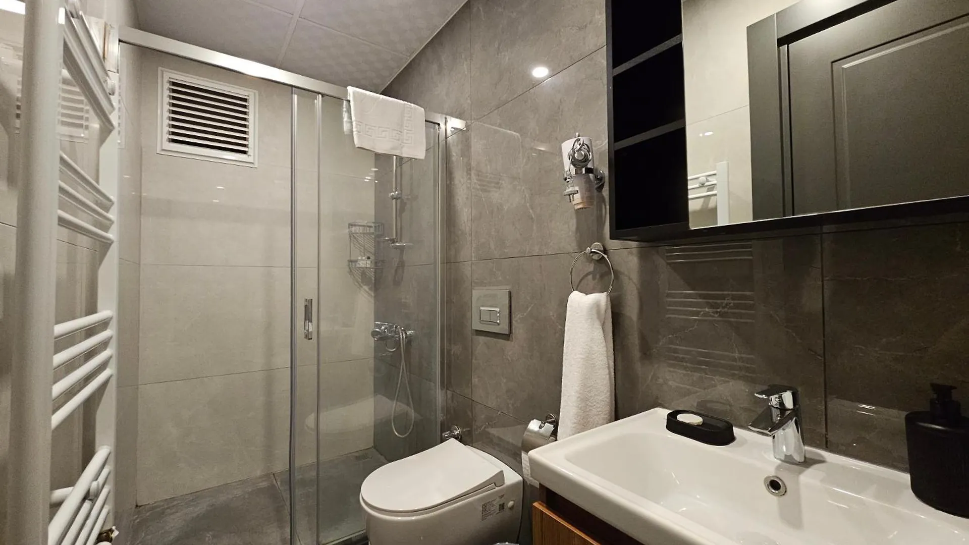 New Flat With Big Living Spaces 2-5 Near By Lara Beach 安塔利亚 0*,  土耳其